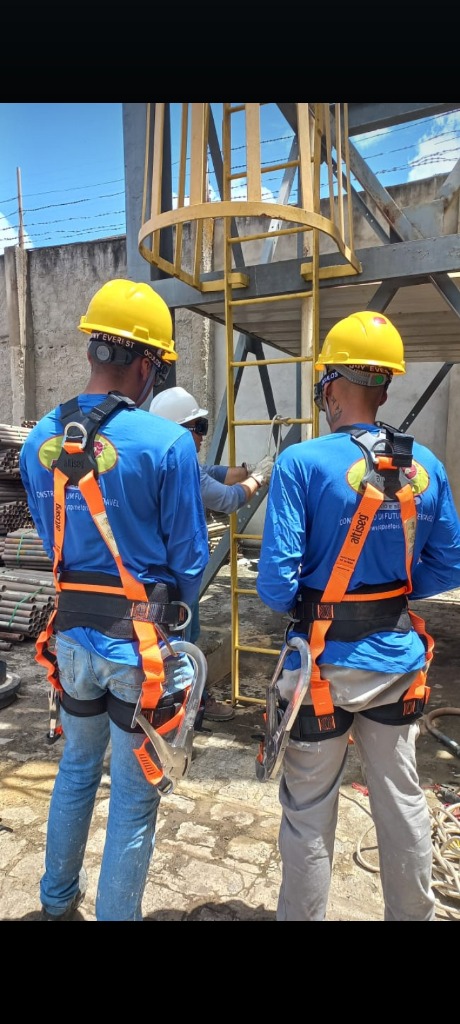 Equipe preparada para trabalho em altura com EPIs