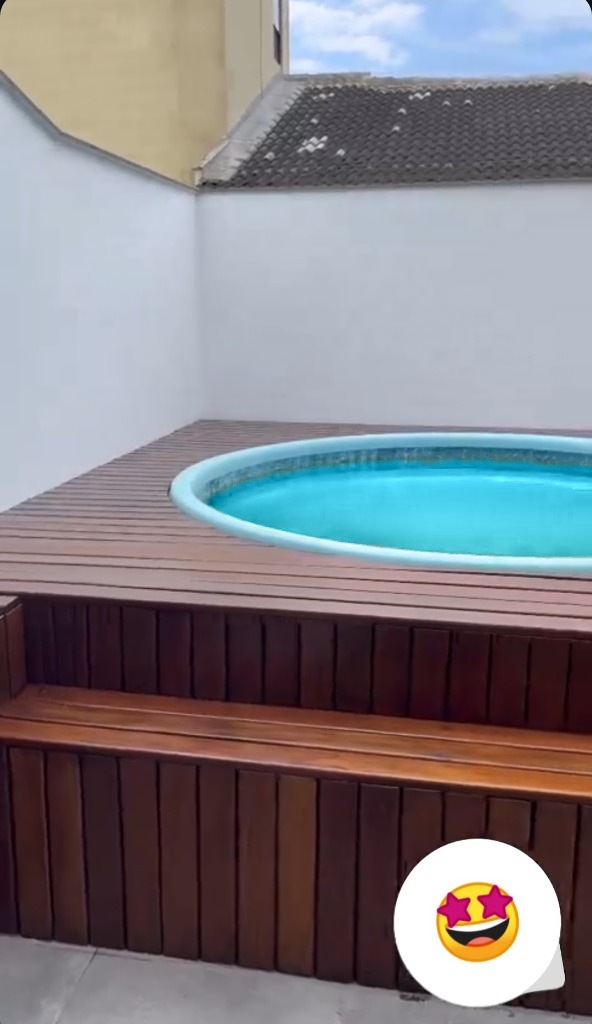 Área externa com piscina e deck de madeira finalizado