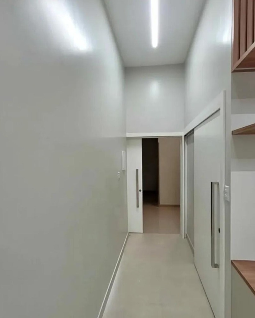 Hall interno com piso limpo e paredes perfeitas