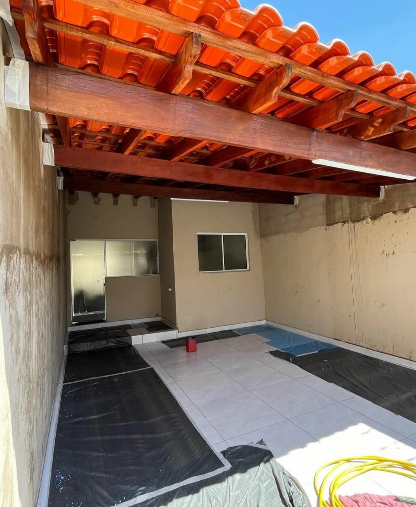 Antes da pintura externa: garagem e área externa com paredes sem acabamento