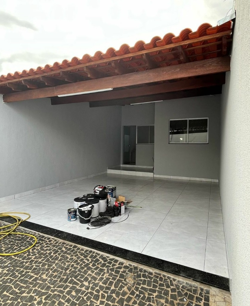 Depois da pintura externa: garagem com paredes cinza e acabamento contemporâneo
