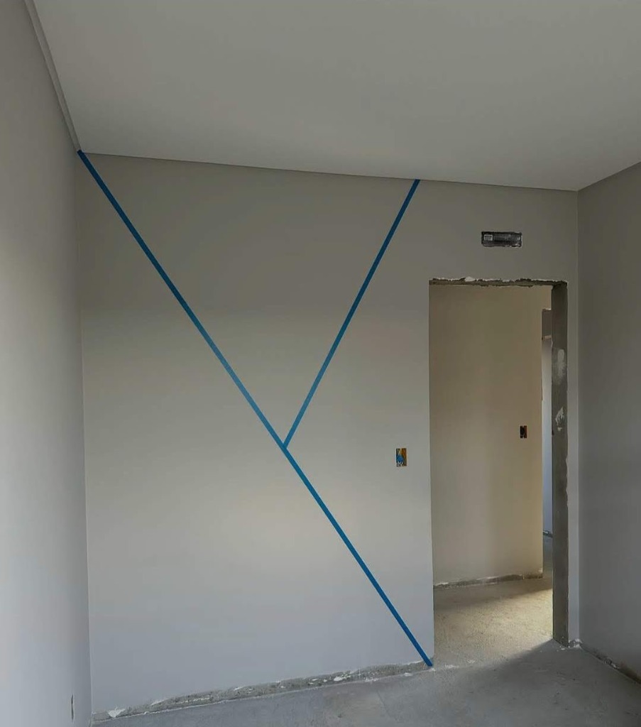 Antes da pintura interna: marcação geométrica e fitamento milimétrico na parede