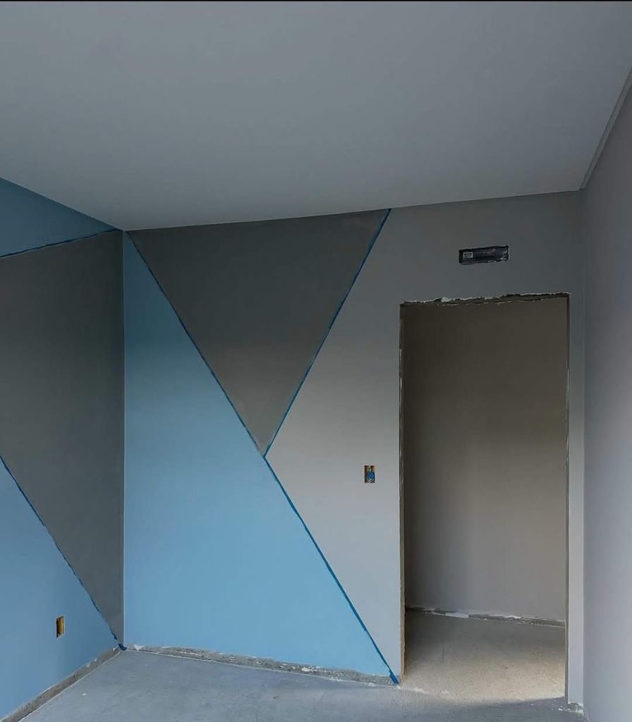 Depois da pintura interna: mosaico geométrico finalizado em tons modernos de azul e cinza