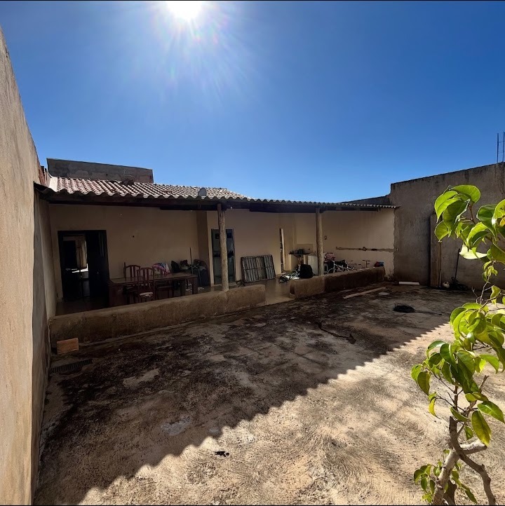 Antes da revitalização: piso externo desgastado e alvenaria sem acabamento