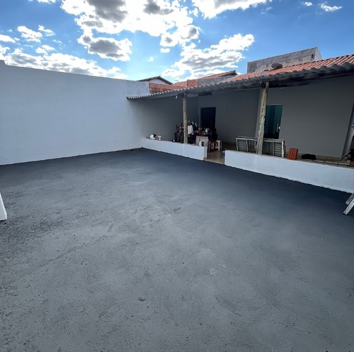 Depois da revitalização: piso revitalizado em tom cinza moderno e paredes brancas limpas
